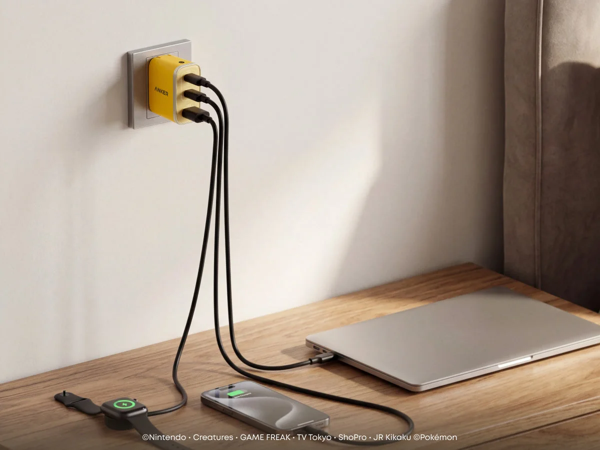 Anker USB急速充電器 70W ピカチュウモデルでノートPC・スマホ・スマートウォッチを同時充電する使用イメージ