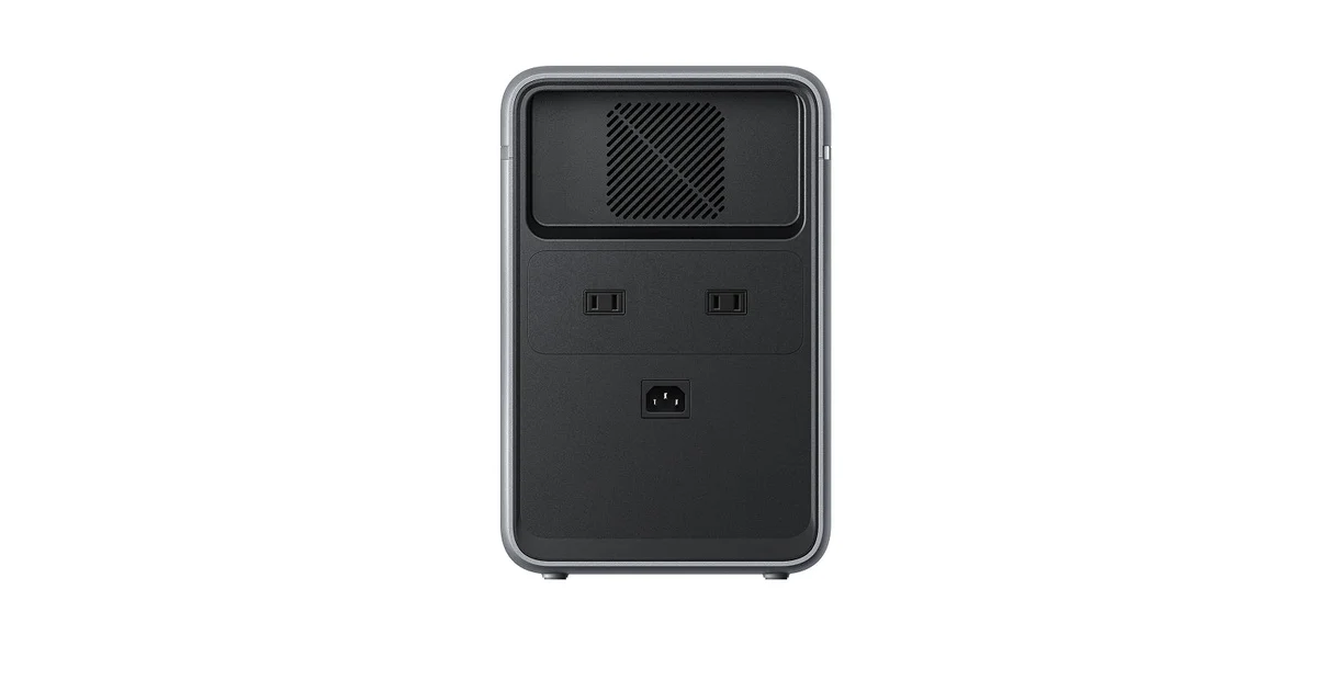 Anker Solix S2000 の背面。AC出力ポート2口と本体充電用のACインレットが配置されている