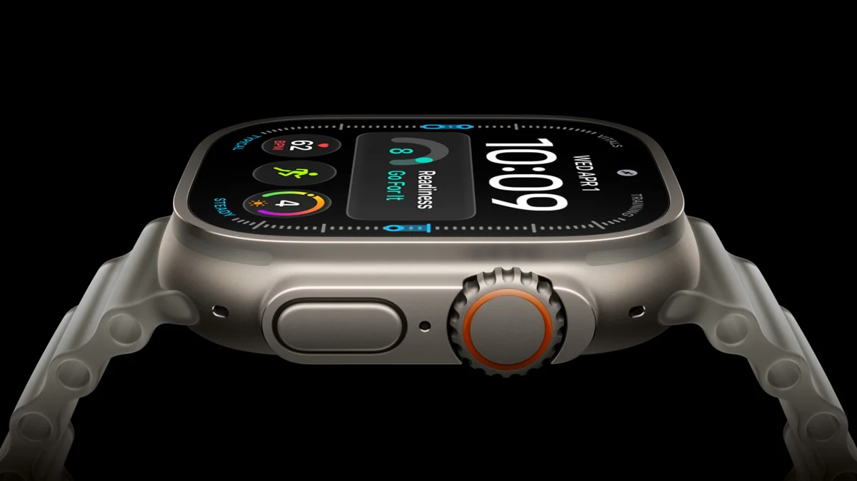 Apple Watch Ultra 4の側面。チタニウムケース、アクションボタン、オレンジのデジタルクラウン
