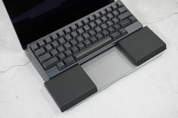 HHKBをノートPCの上に設置し、左右分離型パームレストでタッチパッドを塞がないレイアウト