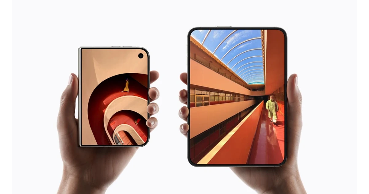 折りたたんだ状態のiPhone Duoと、開いた状態のiPhone Duoを手で持って比較した写真
