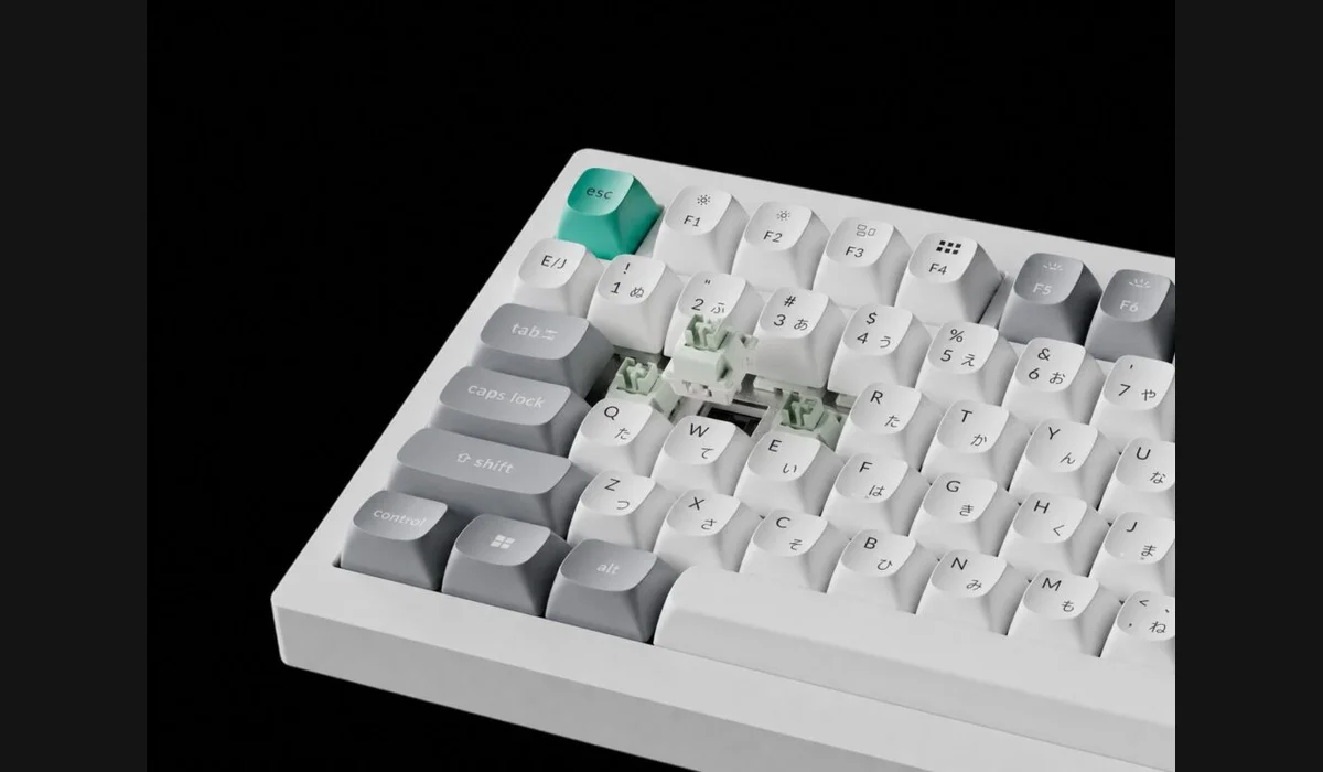 Keychron C75 TMR 8K のキーキャップを外して見えるライムグリーンの磁気スイッチ