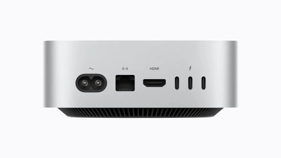 Mac miniの背面。電源、Ethernet、HDMI、USB-Cポート3基が並ぶ