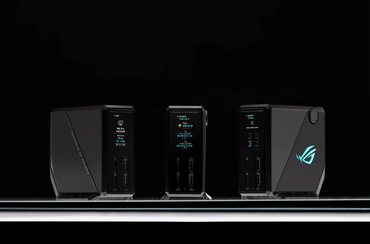 ROG Flux Charger Dockのフロント液晶に各ポートの出力・転送速度・表示解像度が表示されている様子